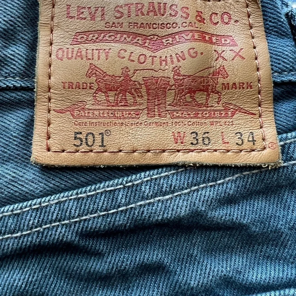 Levis fly color